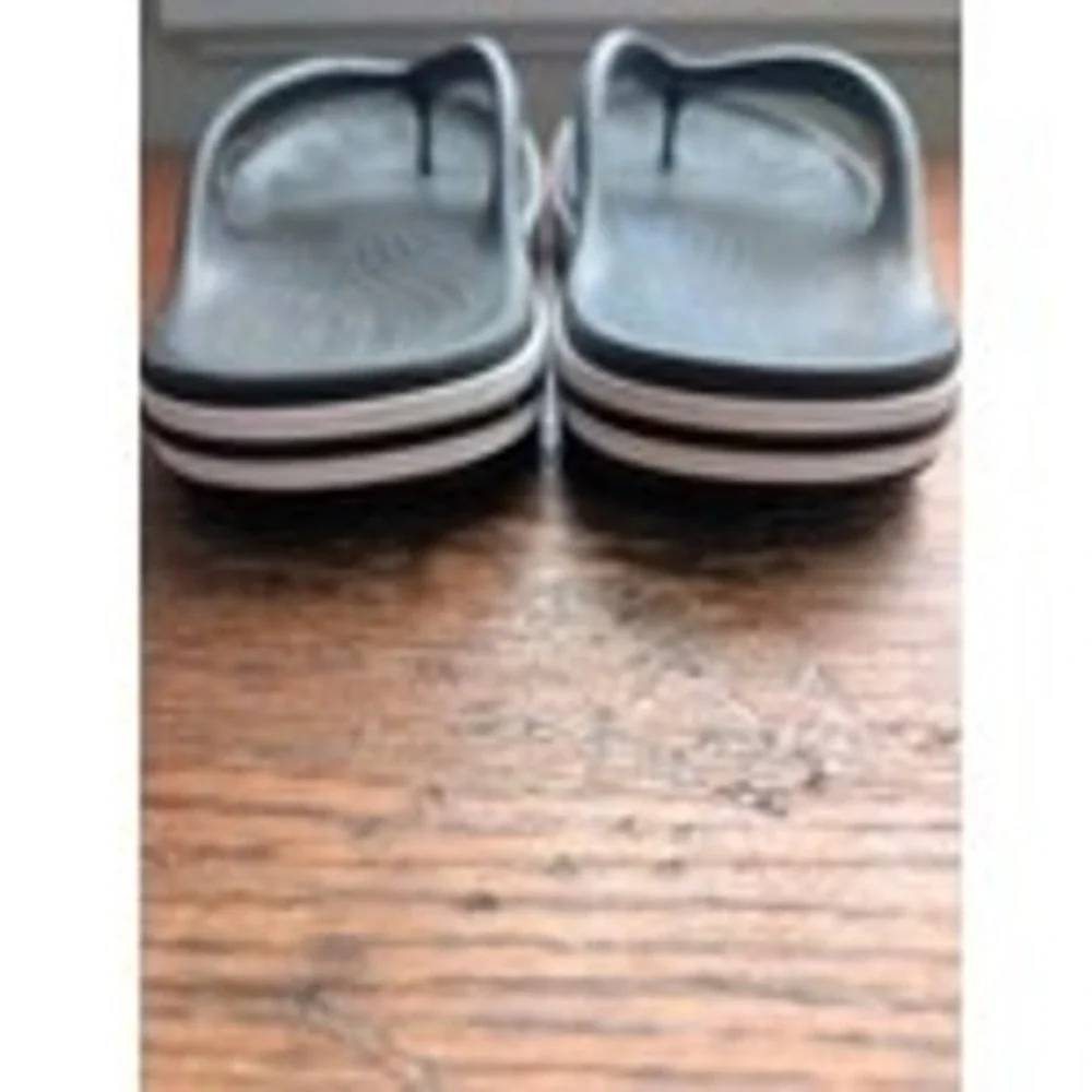 Crocs Crocband Flip Flops Charcoal Grey White Unisex Mens 6 Womens 8 Sandals